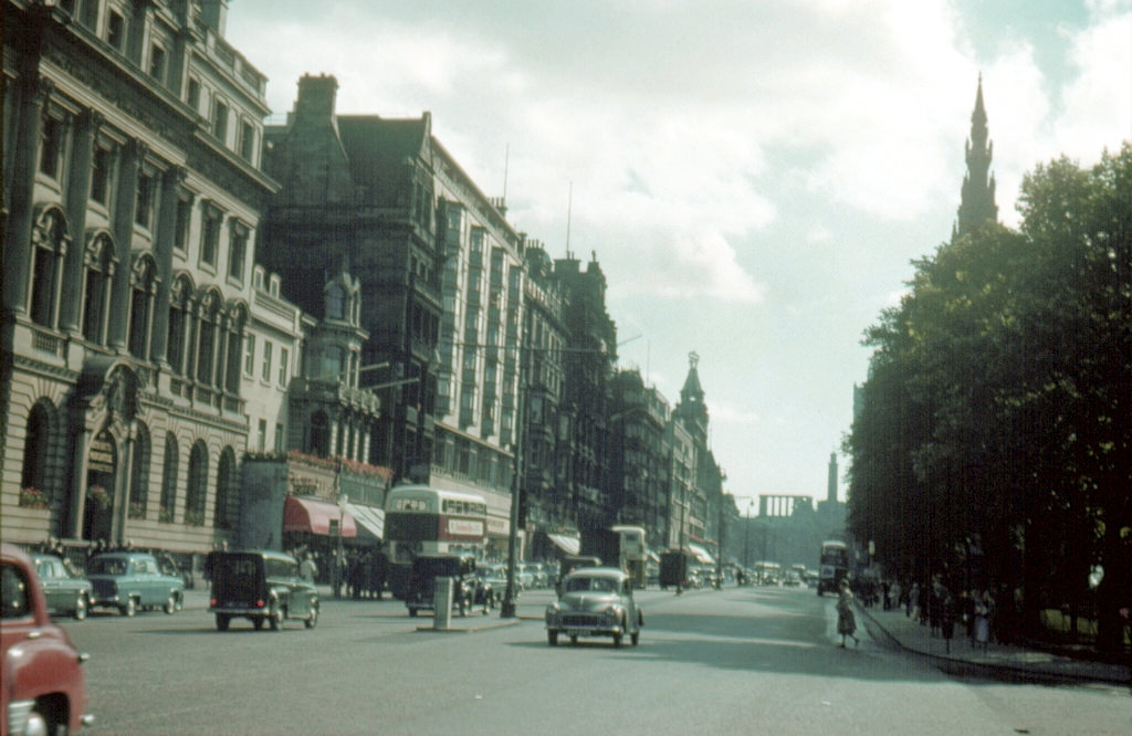 Fascinating Vintage Photos Show Edinburgh in the 1950s