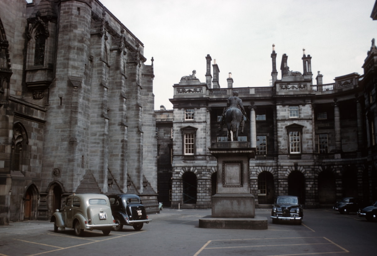 Fascinating Vintage Photos Show Edinburgh in the 1950s