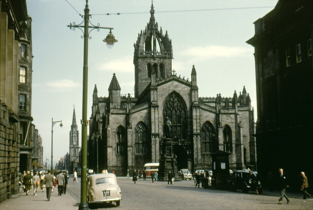 Fascinating Vintage Photos Show Edinburgh in the 1950s