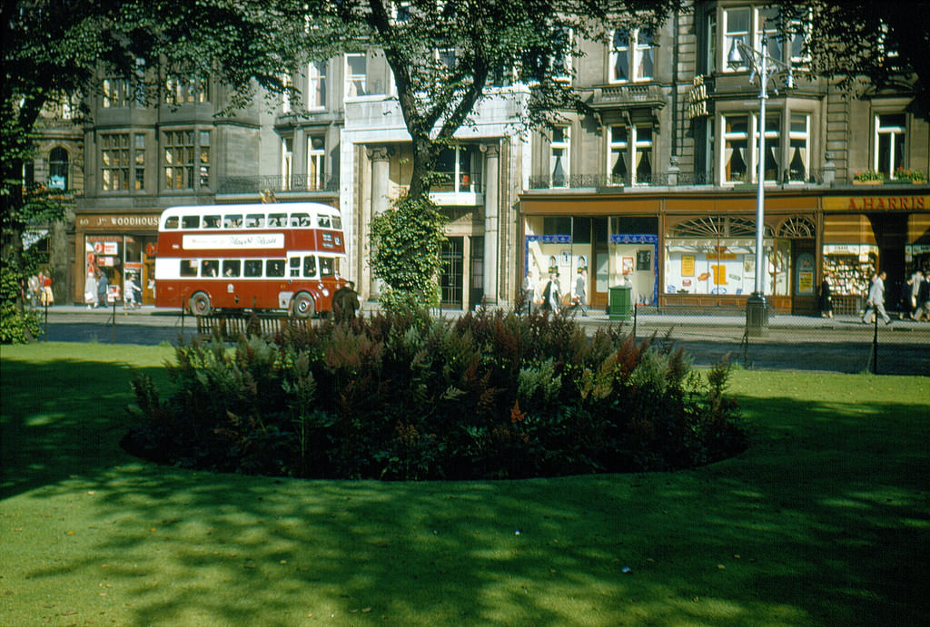 Fascinating Vintage Photos Show Edinburgh in the 1950s