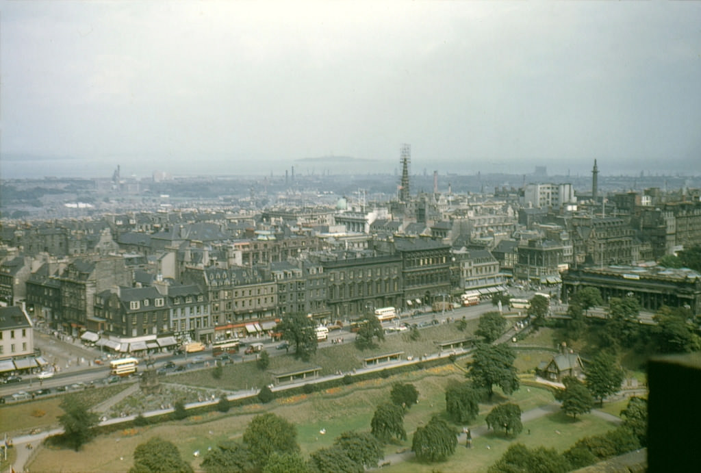 Fascinating Vintage Photos Show Edinburgh in the 1950s