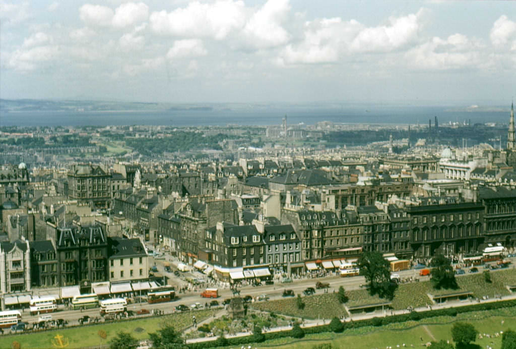 Fascinating Vintage Photos Show Edinburgh in the 1950s