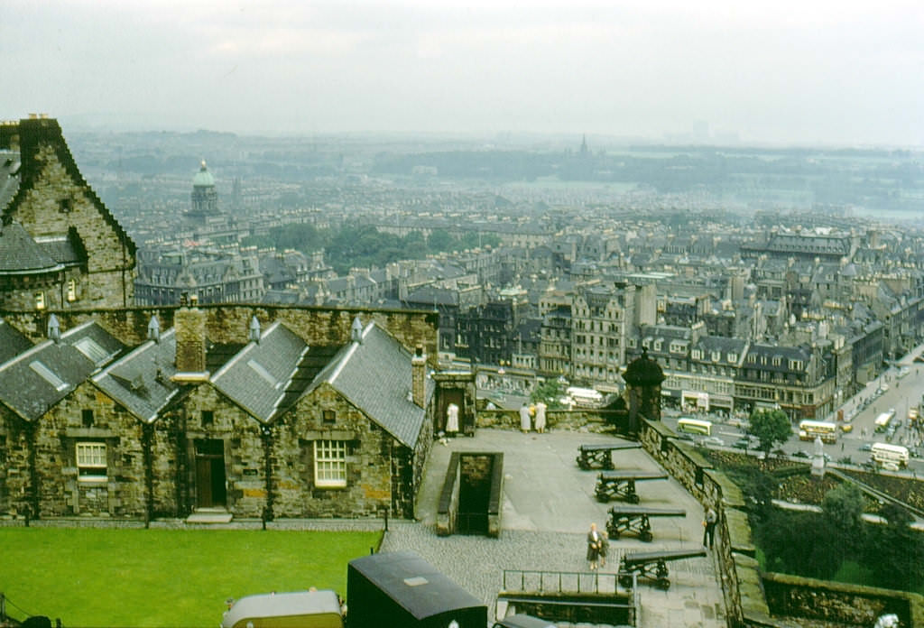 Fascinating Vintage Photos Show Edinburgh in the 1950s