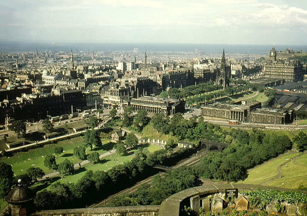 Fascinating Vintage Photos Show Edinburgh in the 1950s