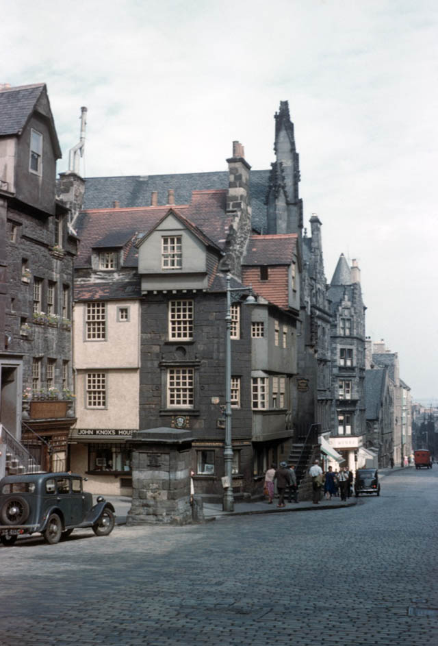 Fascinating Vintage Photos Show Edinburgh in the 1950s