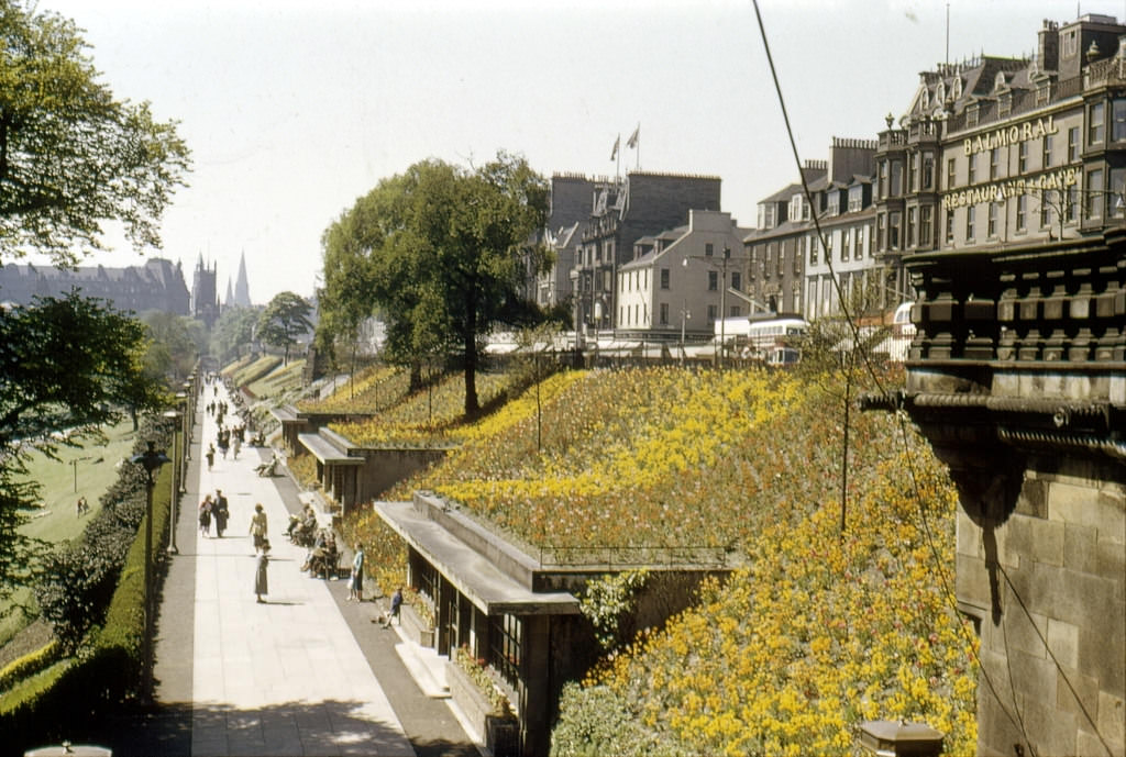 Fascinating Vintage Photos Show Edinburgh in the 1950s