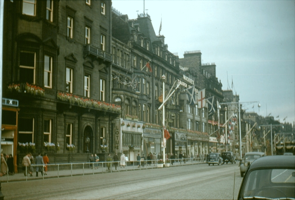 Fascinating Vintage Photos Show Edinburgh in the 1950s