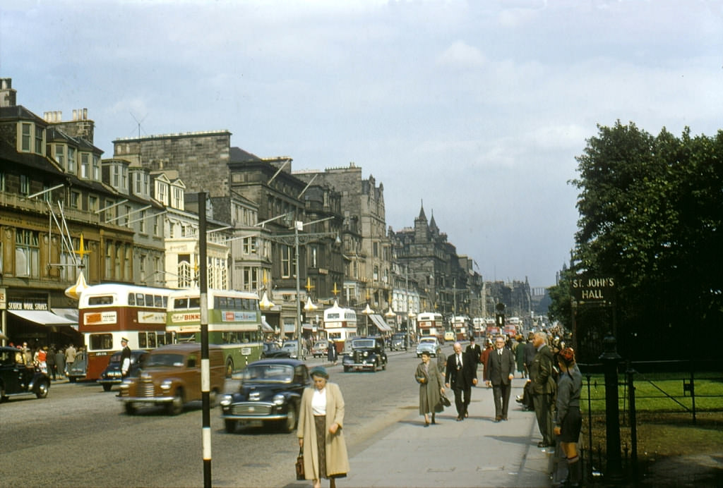 Fascinating Vintage Photos Show Edinburgh in the 1950s