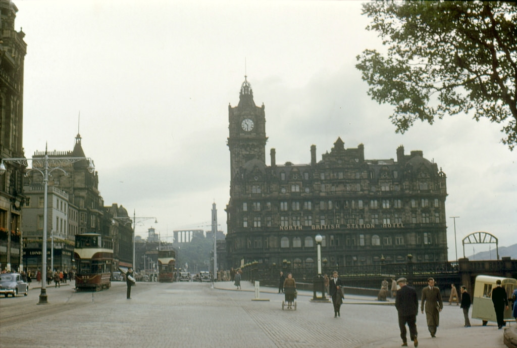 Fascinating Vintage Photos Show Edinburgh in the 1950s