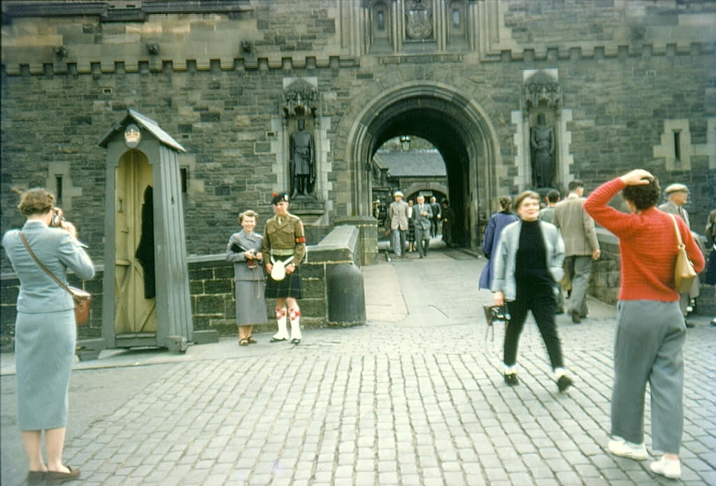 Fascinating Vintage Photos Show Edinburgh in the 1950s