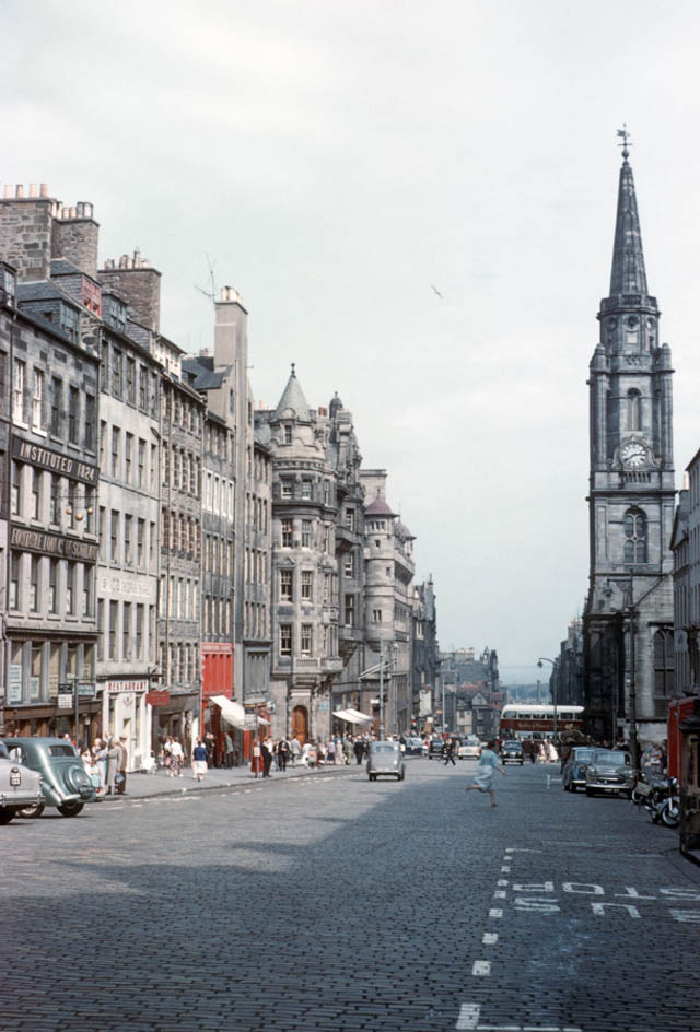 Fascinating Vintage Photos Show Edinburgh in the 1950s