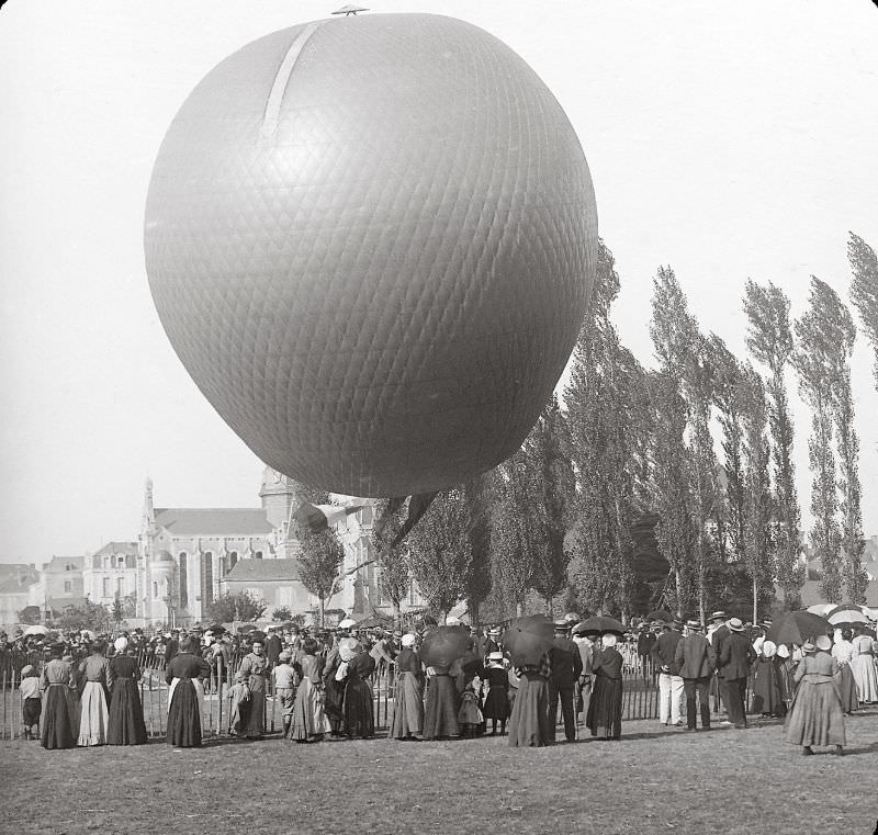 Hot air balloon, Rallye-Ballon de Château-Gontier, 1907.
