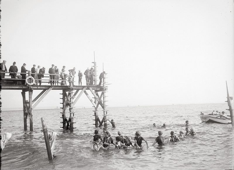 The Marie-Christine bath, Le Havre, 1909