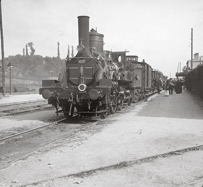 The train for Paris at Château-Gontier station, 1909