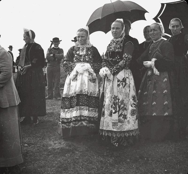 Breton women in traditional costume during the pilgrimage to Sainte-Anne-la-Palud for the feast of the Cinquantenaire, circa 1910