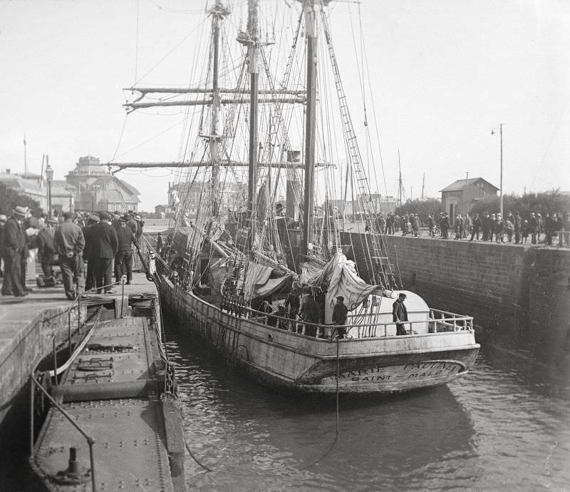 Sailboat "Marie-Pauline" returning to port, Saint-Malo, circa 1910