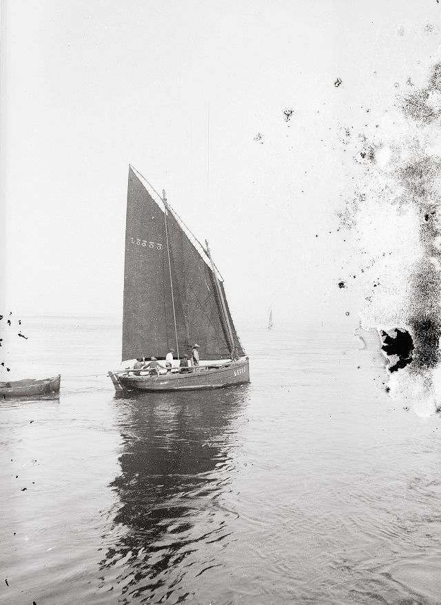 Sailboat L3333, Brittany, towards Lannion, circa 1910