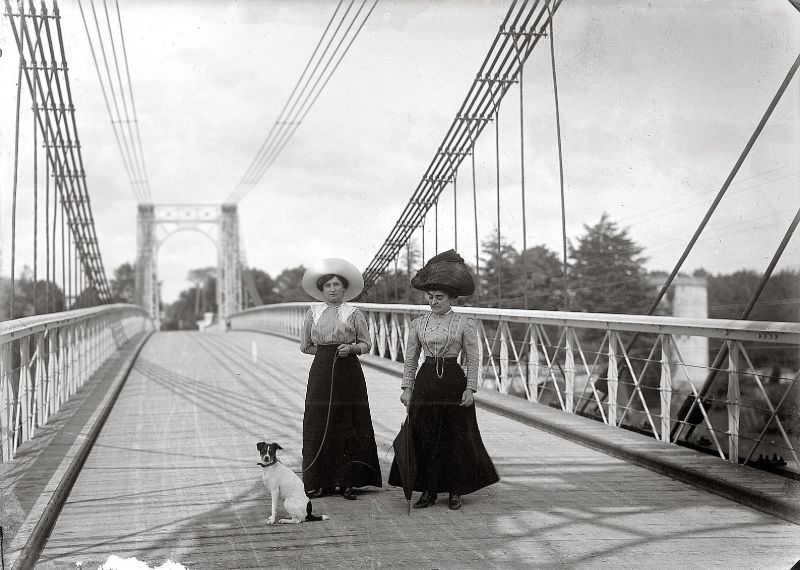 Walk on the suspension bridge, Tonnay-Charente, circa 1910