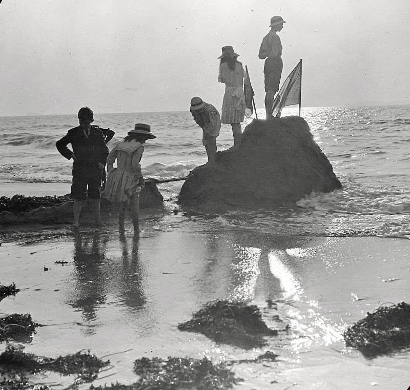 At the ebb, Rochebonne beach, Saint-Malo, 1914