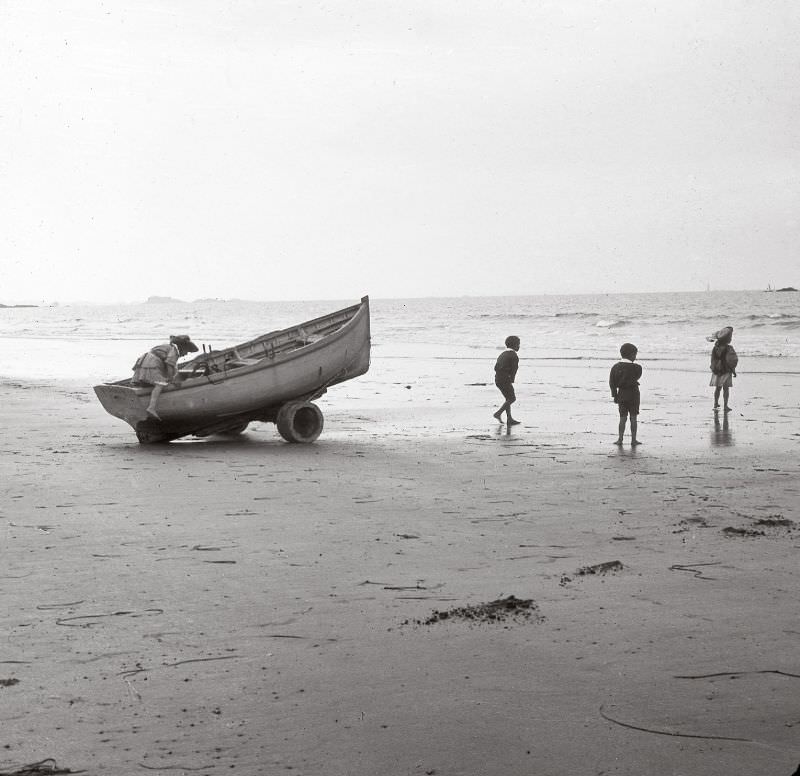 On the beach of Rochebonne, Paramé, circa 1914