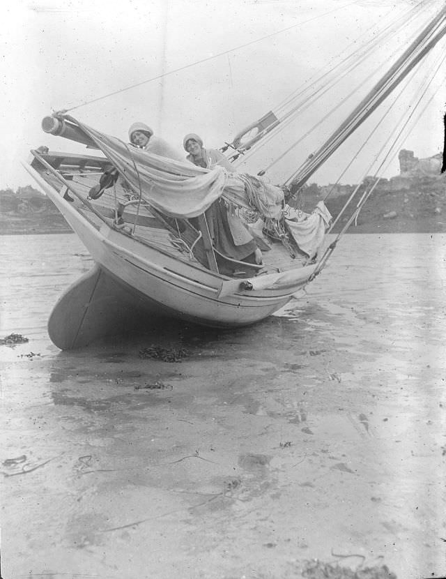 Beaching at Bréhat, circa 1900-1910