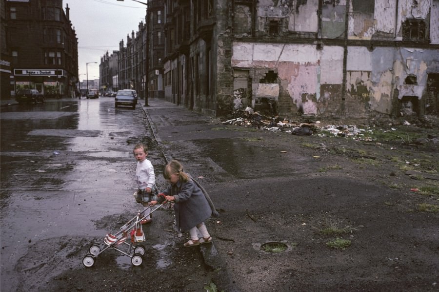 Stunning Photos captured the Gritty Life of Glasgow in 1980