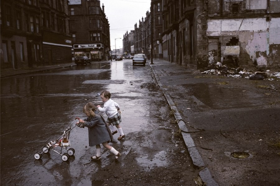 Stunning Photos captured the Gritty Life of Glasgow in 1980