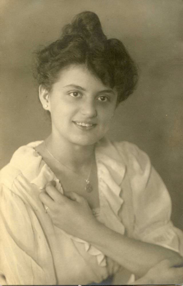 Beautiful Photos of Hungarian Girls from the Early 1900s