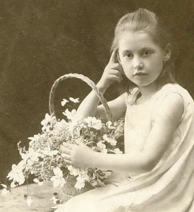 Beautiful Photos of Hungarian Girls from the Early 1900s