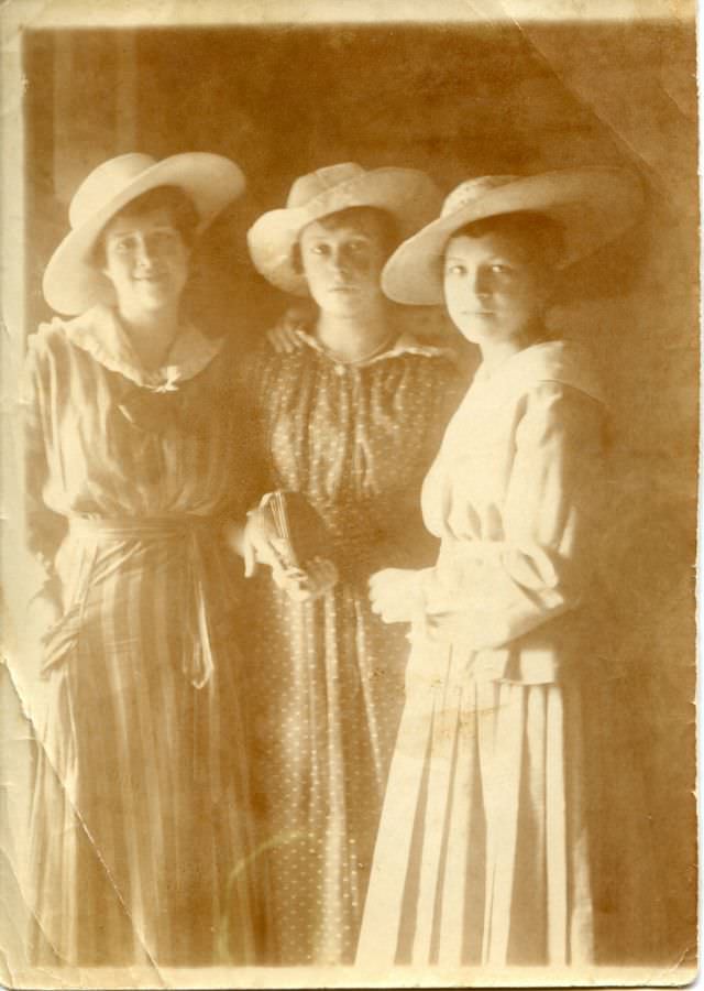 Beautiful Photos of Hungarian Girls from the Early 1900s