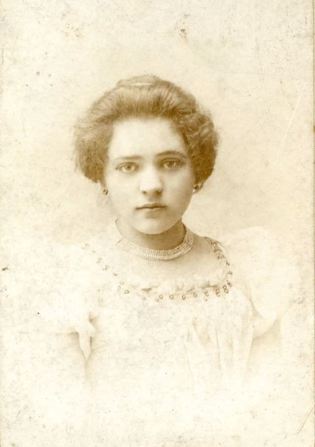 Beautiful Photos of Hungarian Girls from the Early 1900s