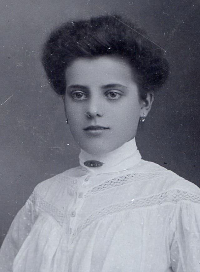 Beautiful Photos of Hungarian Girls from the Early 1900s