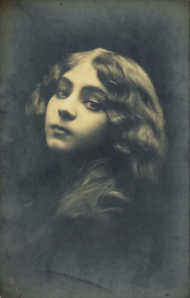 Beautiful Photos of Hungarian Girls from the Early 1900s