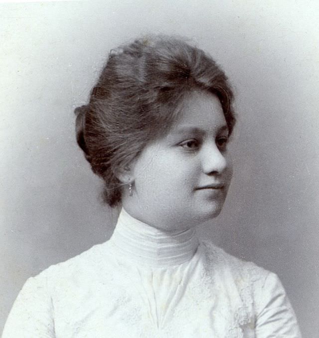 Beautiful Photos of Hungarian Girls from the Early 1900s