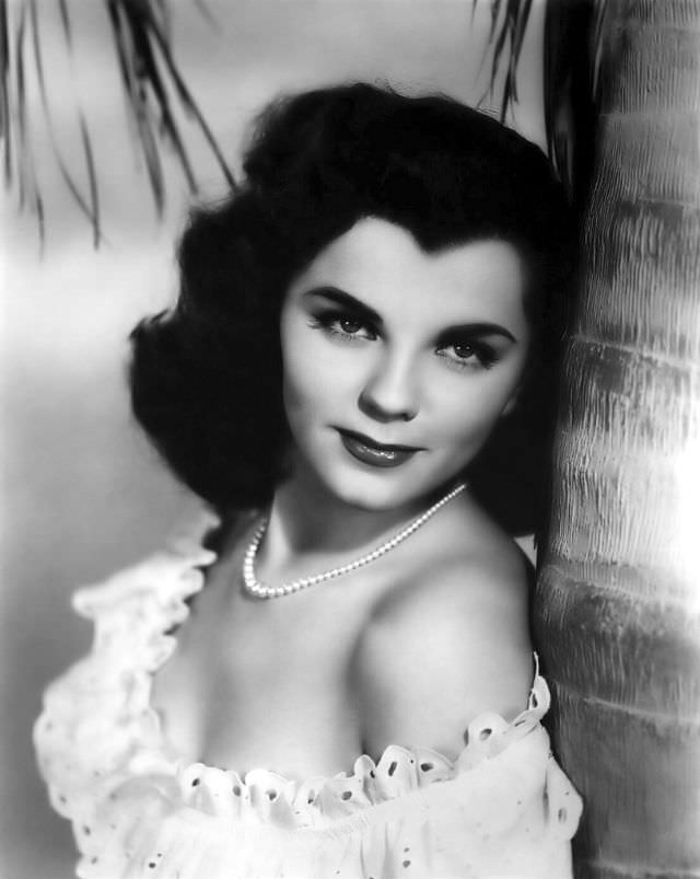 Lisa Gaye posing in a dancing studio, 1950s.