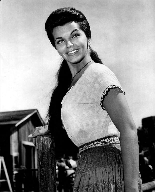Lisa Gaye during a shooting, 1950s.