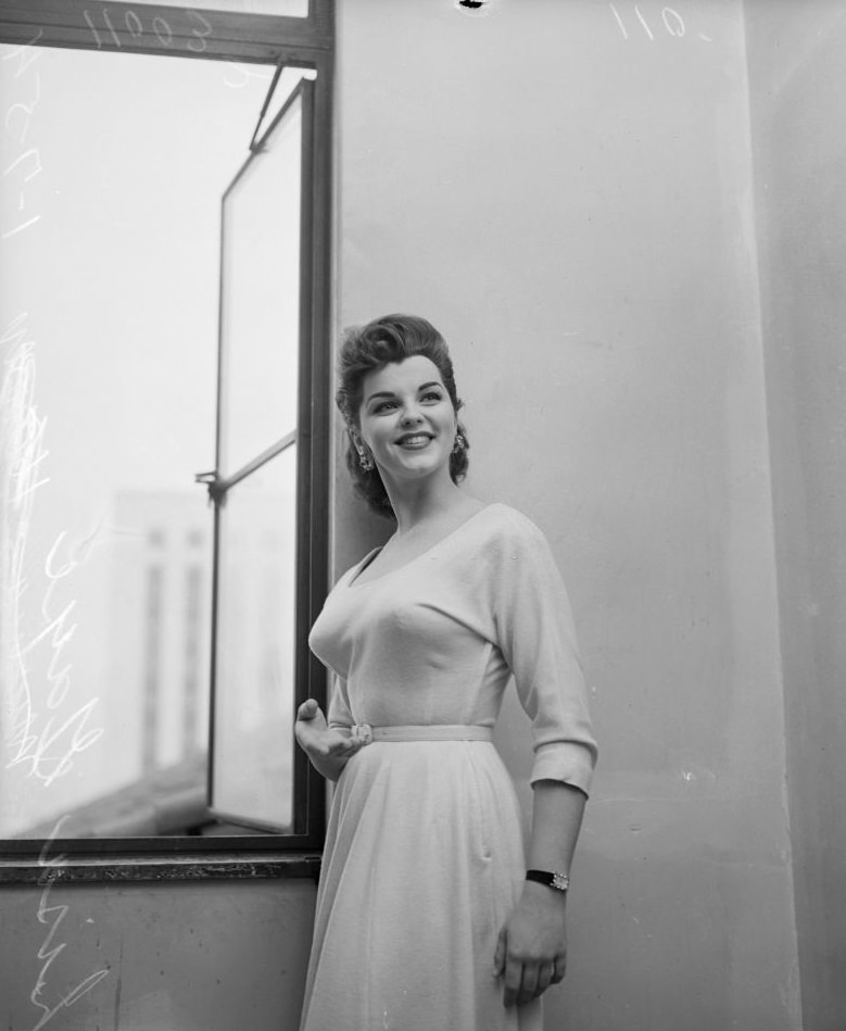 Lisa Gaye posing near the window, 1954.