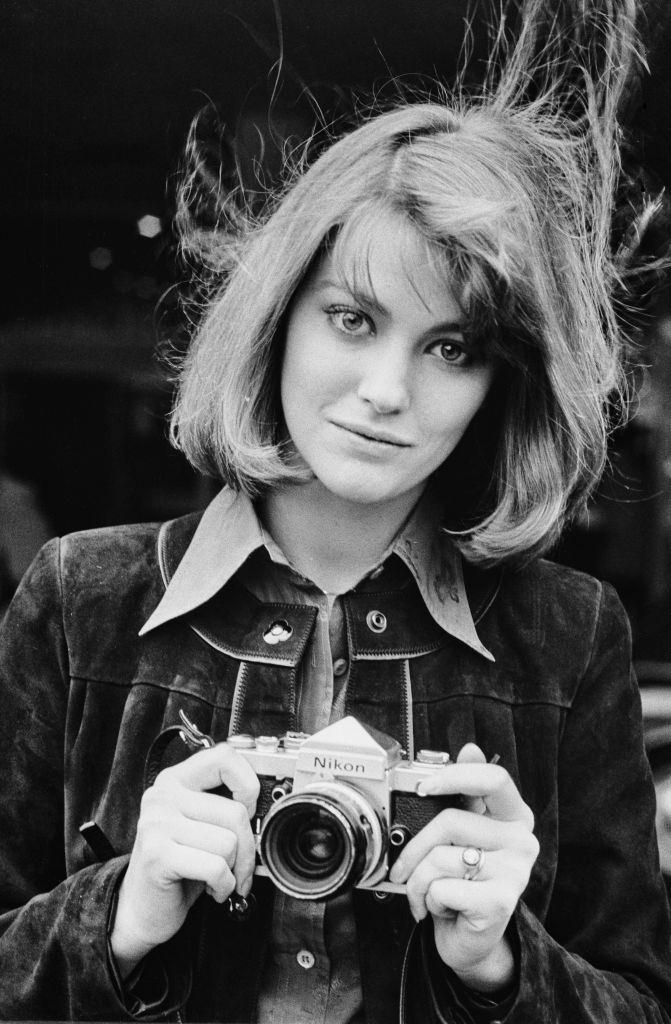 Lynne Frederick posing while holding a camera, 1977.