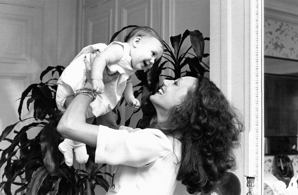 Marisa Berenson with her daughter 'Starlight Mélodie' at her home in Paris on April 26, 1978.