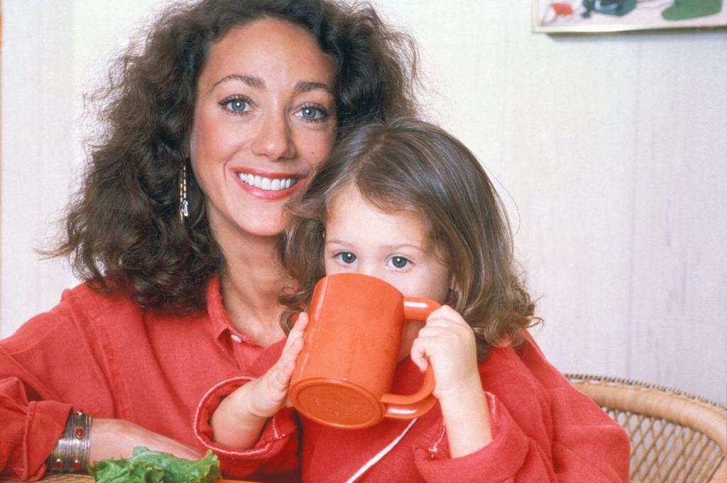 Marisa Berenson at home with her daughter in 1980.