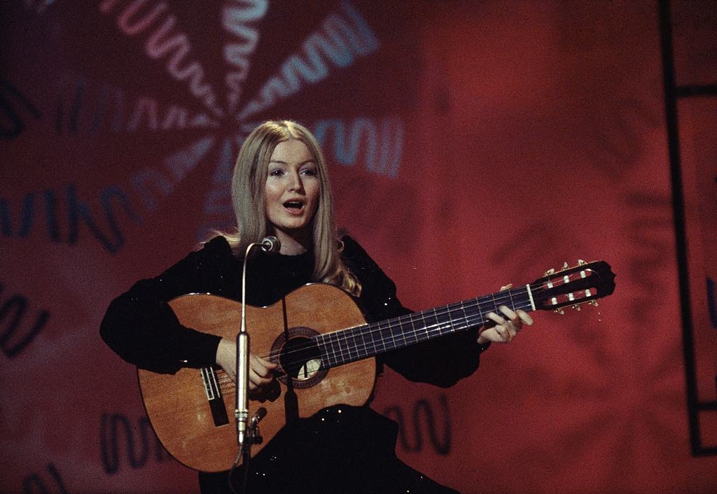 Mary Hopkin performing in the UK, circa 1968.
