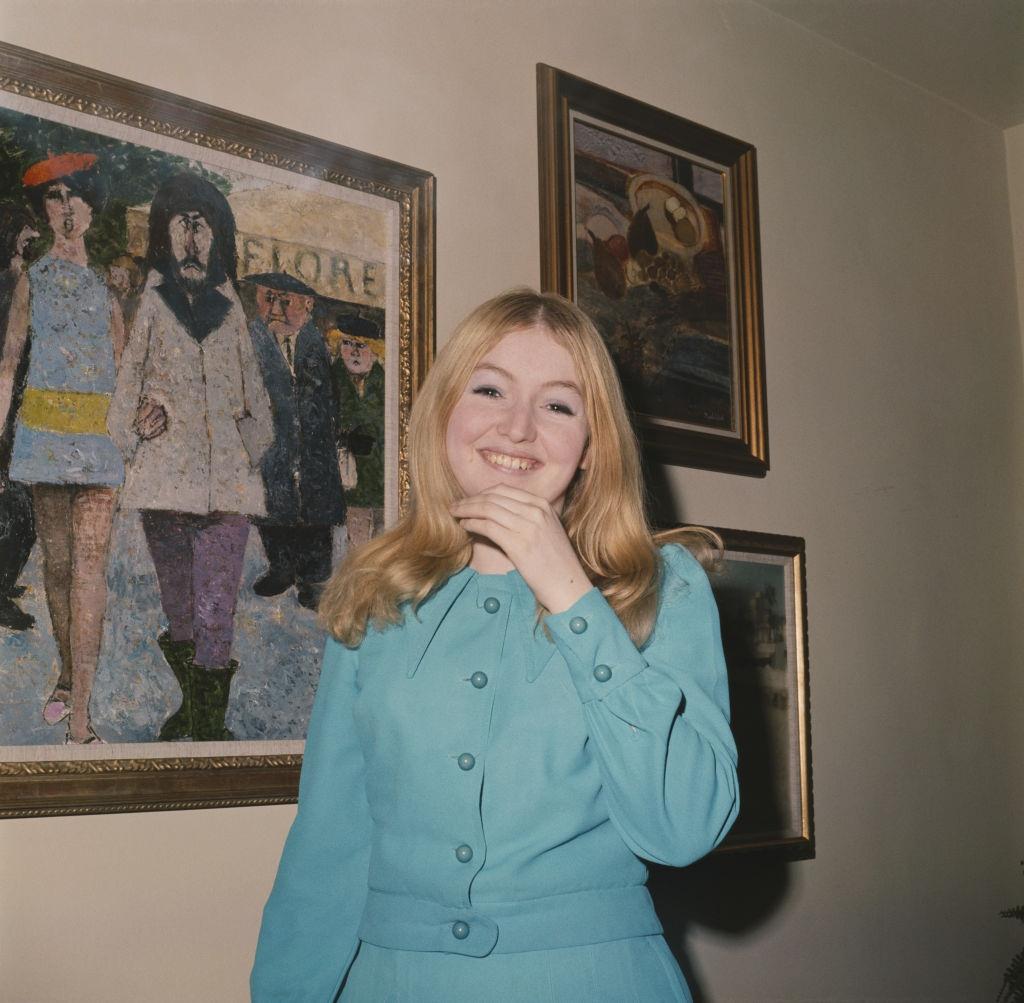Mary Hopkin pictured standing next to an oil painting in 1968.