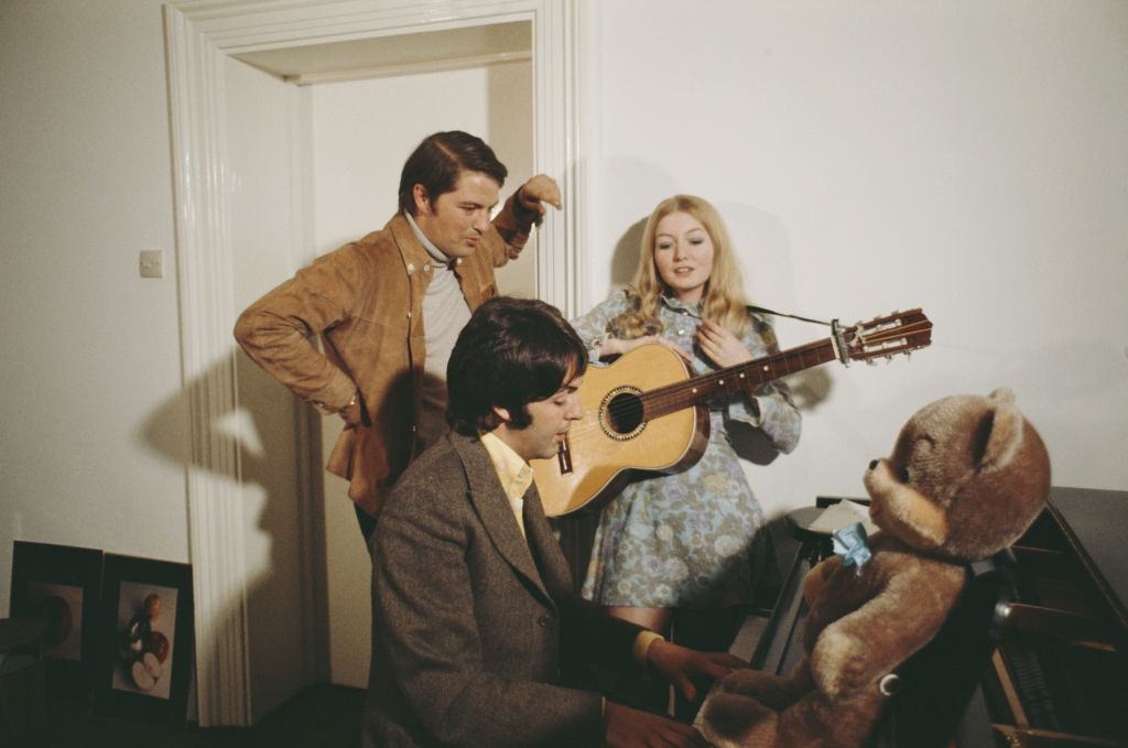 Mary Hopkin goes over a new song with Pete Brady (left) and Paul McCartney of the Beatles,1968.
