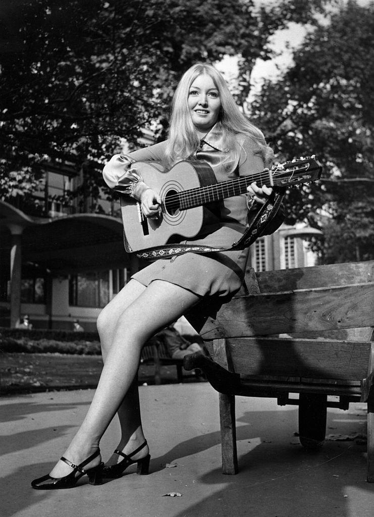 Mary Hopkin relaxes in Embankment Gardens, London, 1969.