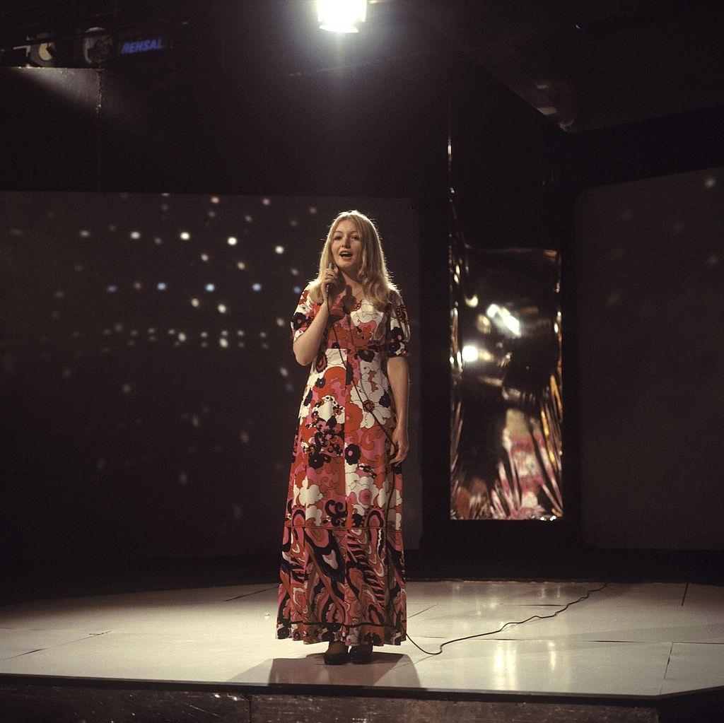 Mary Hopkin on the stage, 1971.