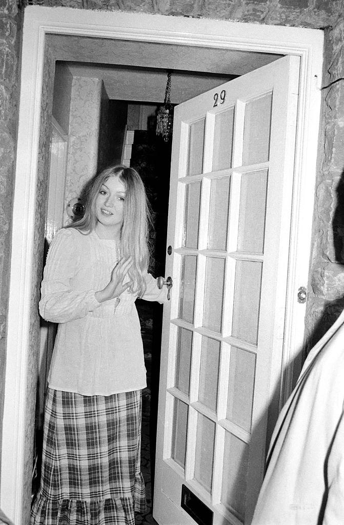 Mary Hopkin at her parents home, 1971.
