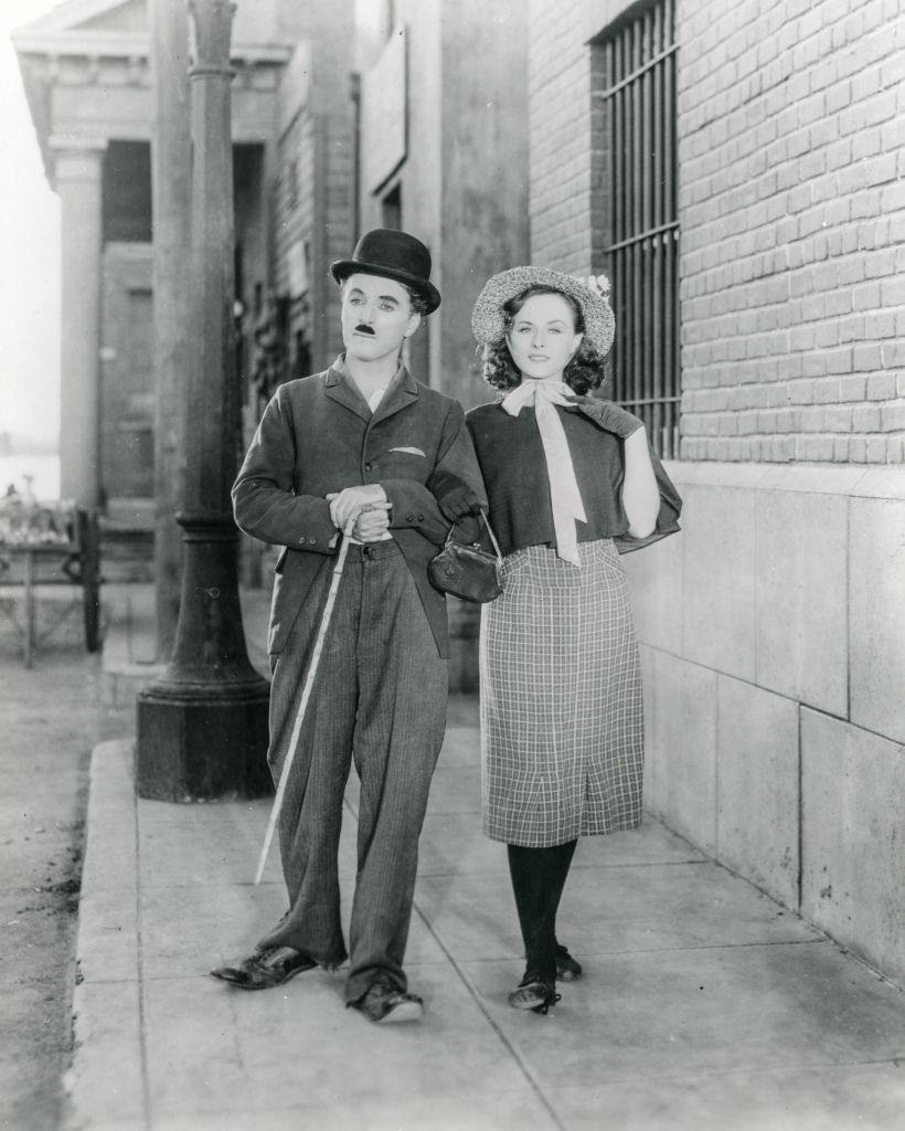 Paulette Goddard with Charlie Chaplin on the set of the film 'Modern Times', in 1936.