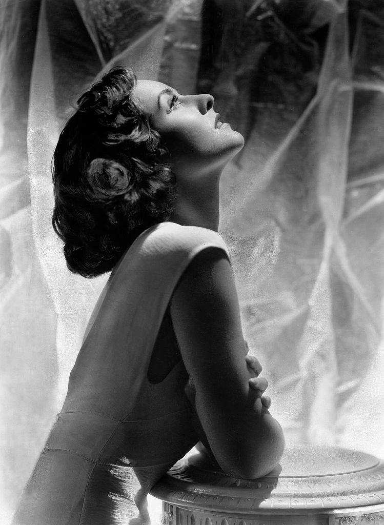 Paulette Goddard loook upwards, 1935.