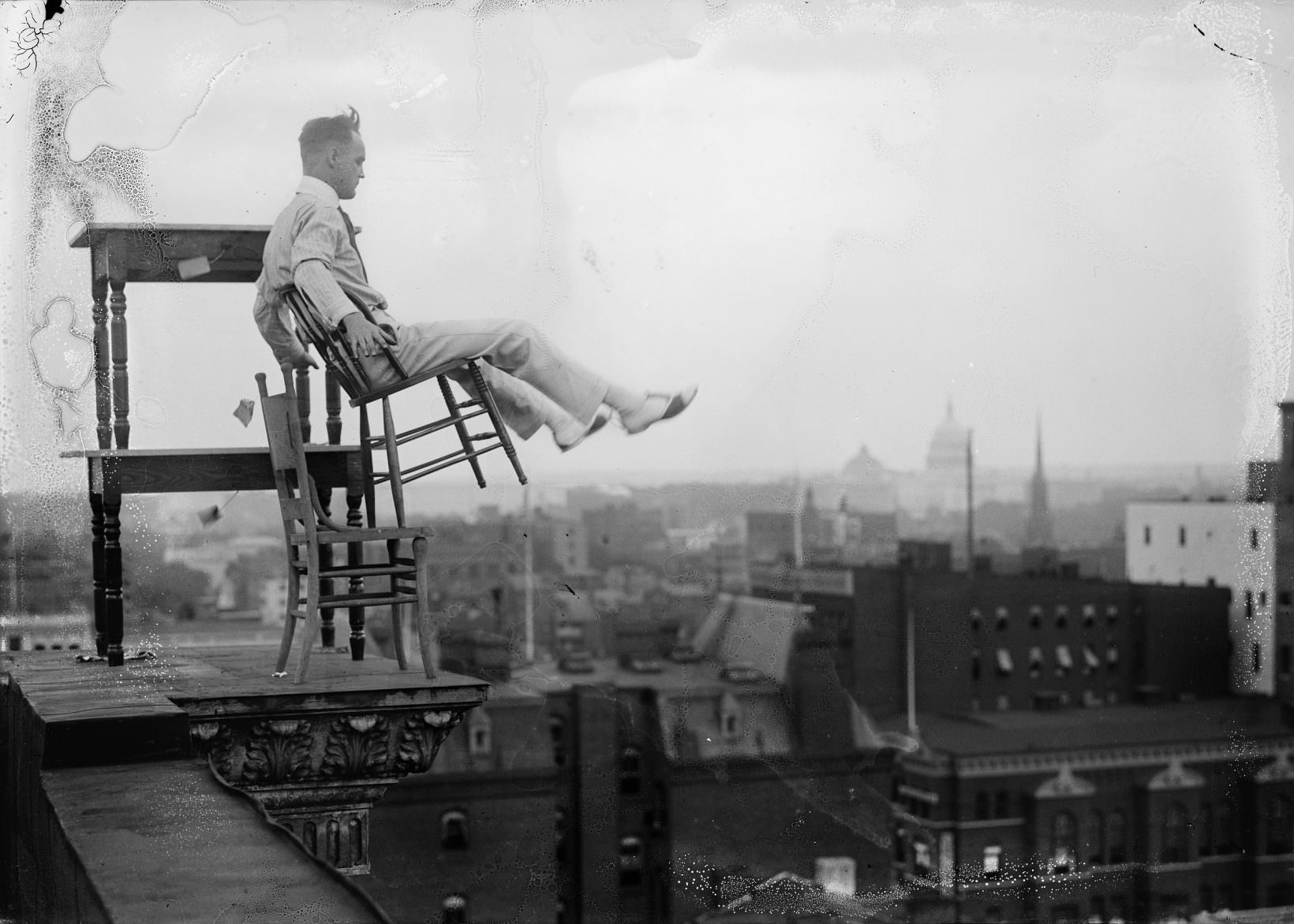 Daredevil Photos of People at The Extreme Heights from the Past that Will Make You Dizzy