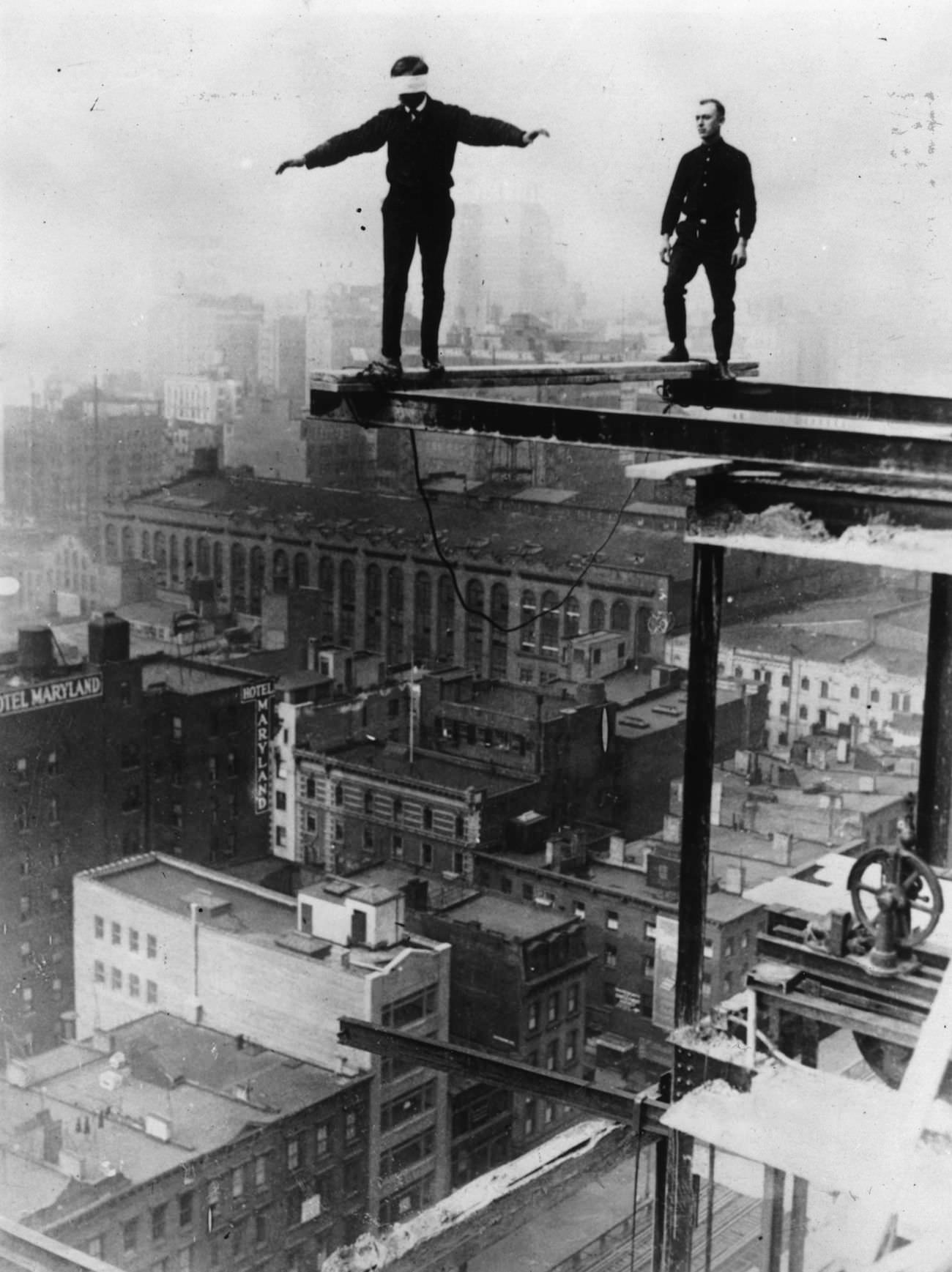 Daredevil Photos of People at The Extreme Heights from the Past that Will Make You Dizzy